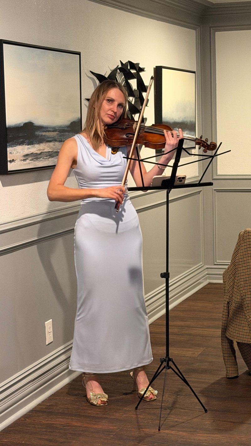 Mila with her violin (5)