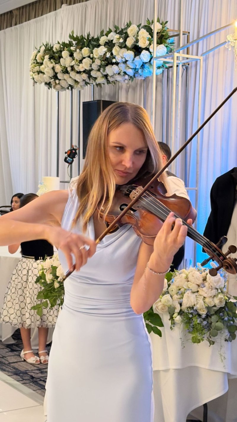 Mila performing live violin (25)