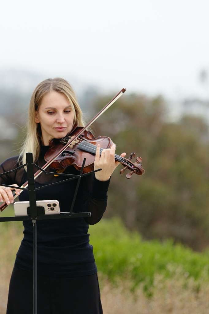 Mila performing live violin (27)