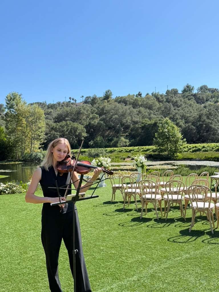 Mila with her violin (45)