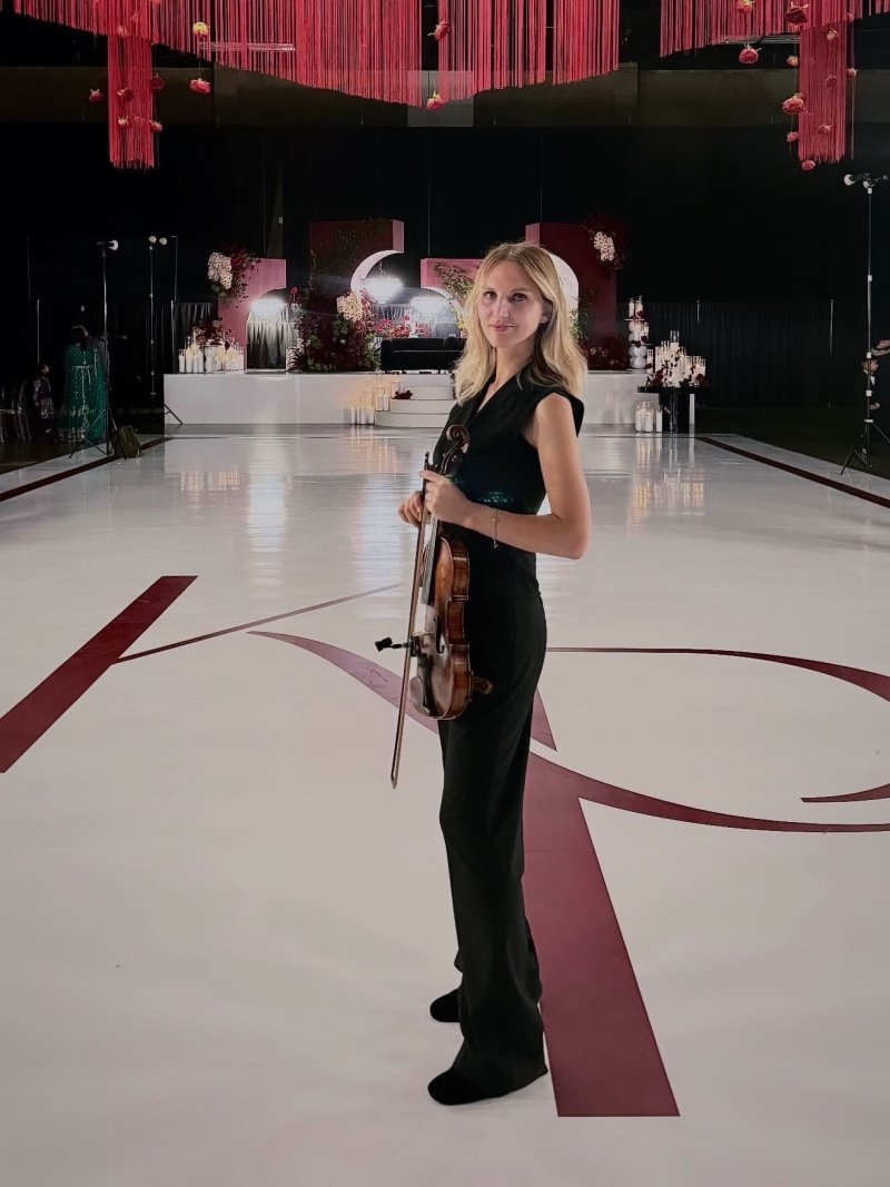 Mila with her violin (49)