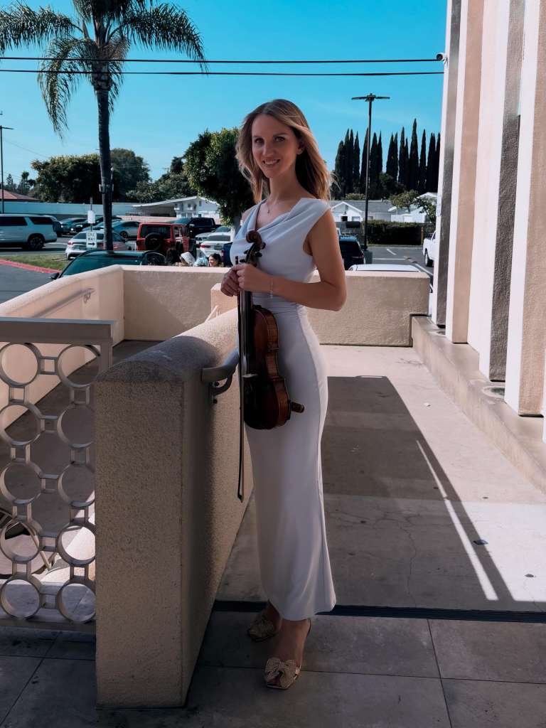 Mila with her violin (61)