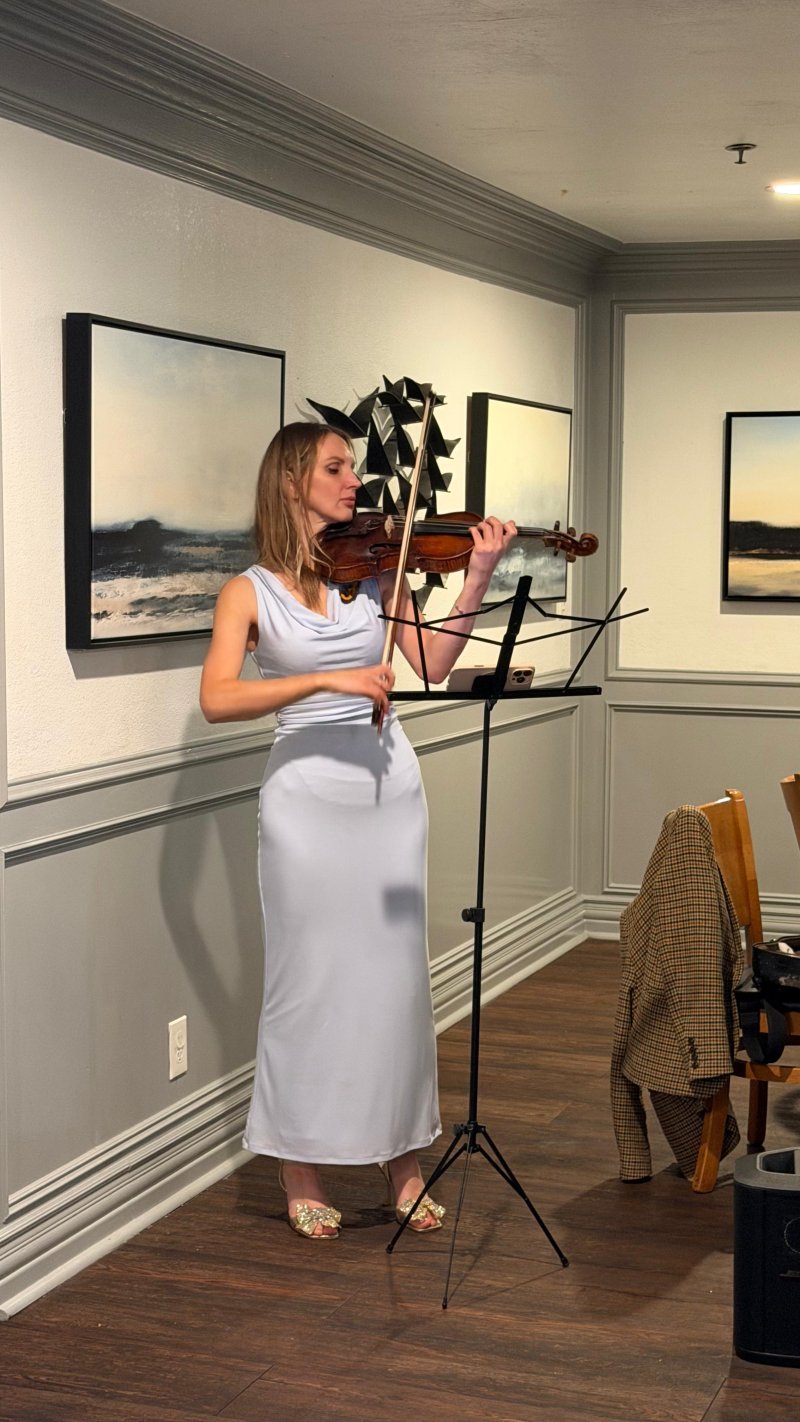 Mila with her violin (63)