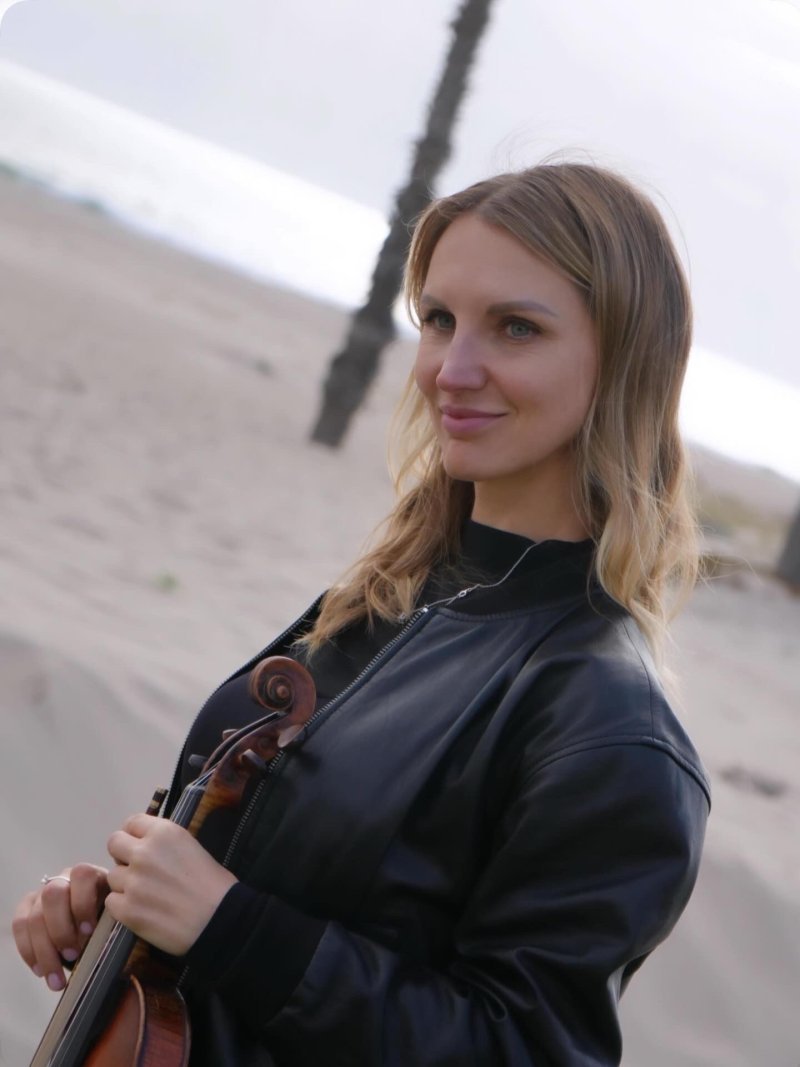 Mila with her violin (66)