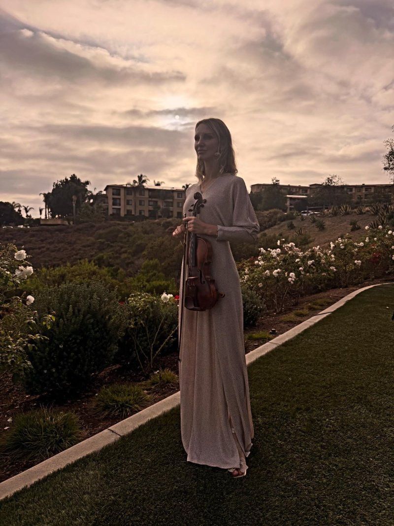 Mila with her violin (82)